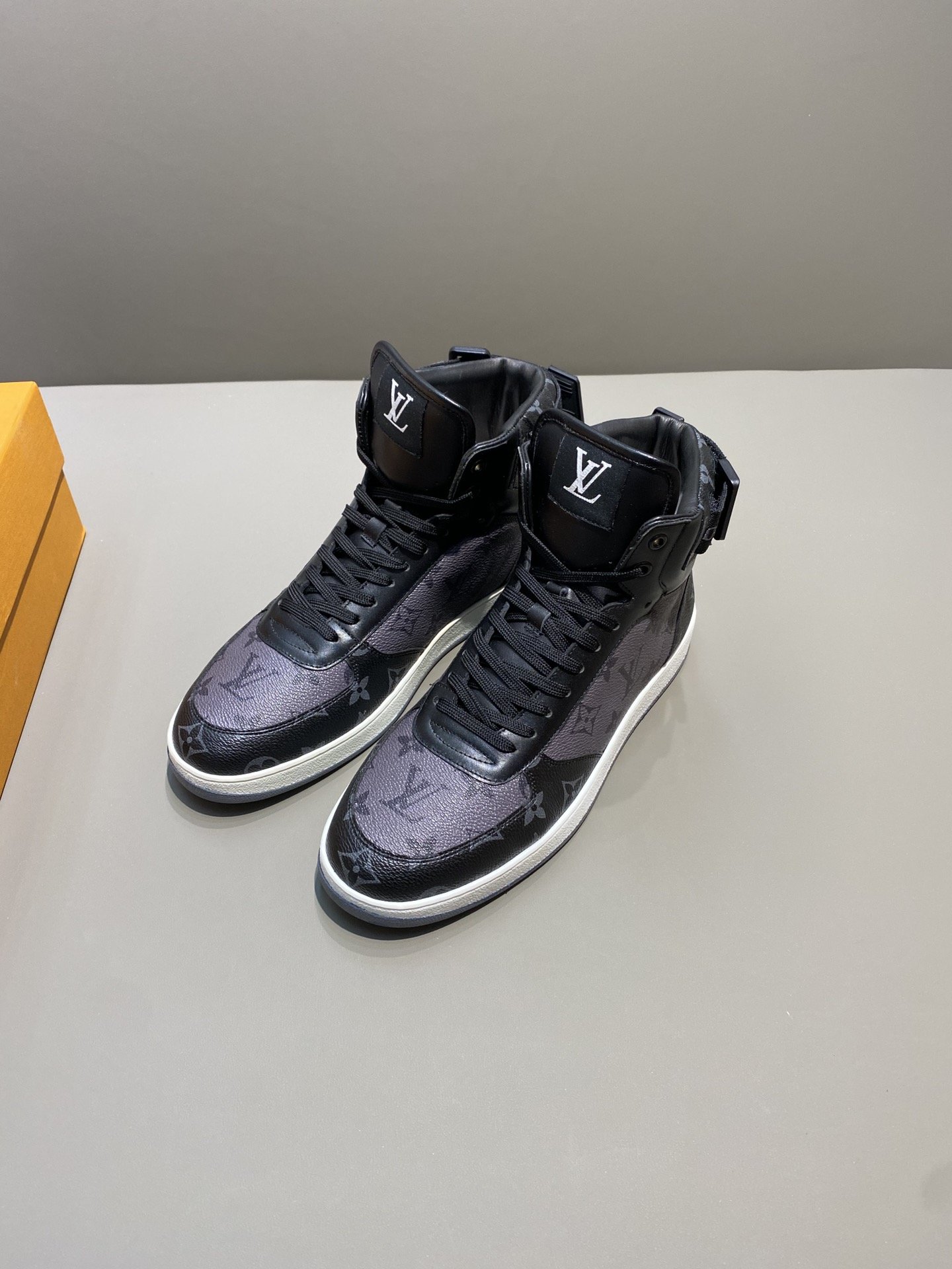 LV Louis Vuitton Rivoli Sneaker Monogram Black Unboxing 