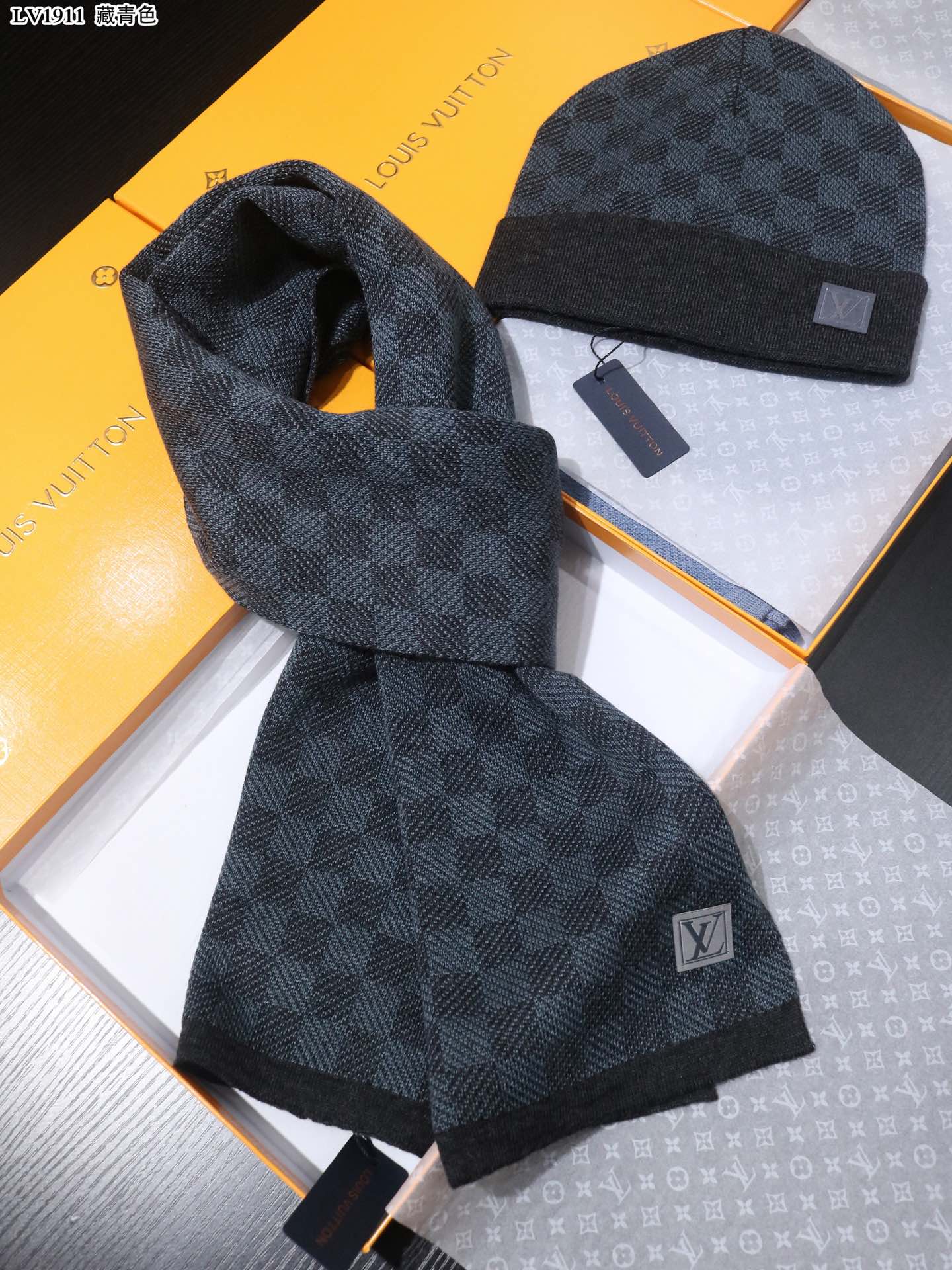 key:product_share_product_facebook_title Petit Damier Scarf